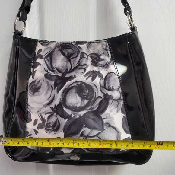 Vintage Liz Caliborne black and white flowered purse with magnetic closure - Picture 8 of 12